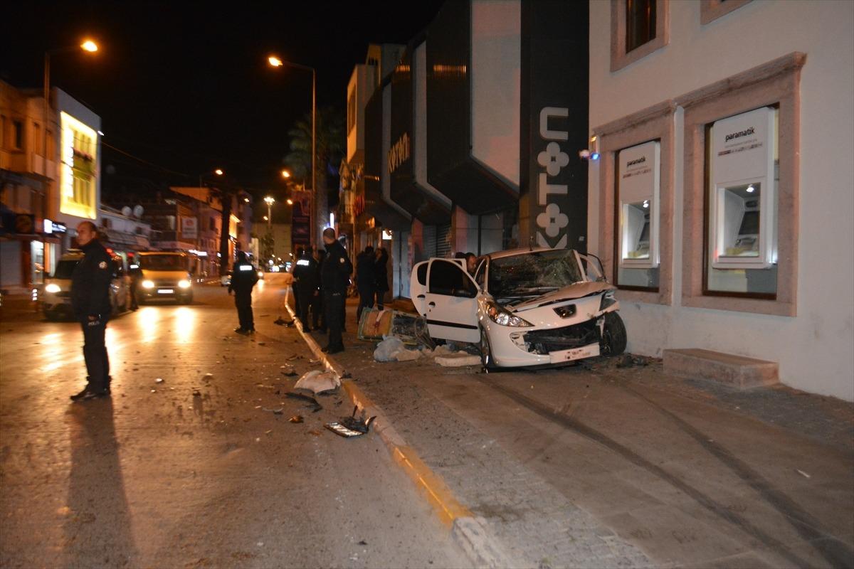 Balıkesir'de otomobil ile trakt&ouml;r &ccedil;arpıştı: 5 yaralı