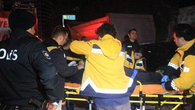 Otomobil park halindeki hafriyat kamyona çarptı: 1’i ağır 2 yaralı