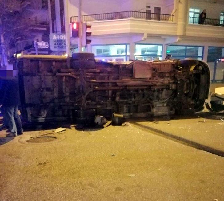 Servis minibüsü, halk otobüsü ve otomobile çarptı G2