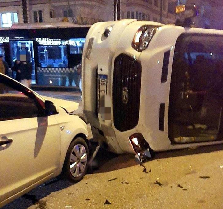 Servis minibüsü, halk otobüsü ve otomobile çarptı G3