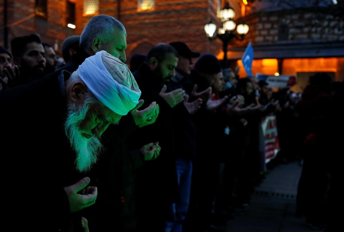 Hacı Bayram'da eller Doğu T&uuml;rkistan i&ccedil;in duaya a&ccedil;ıldı