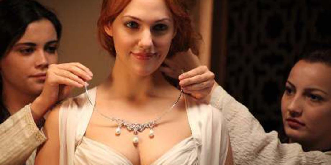 Haremde g&ouml;ğs&uuml; a&ccedil;ık gezerlerdi