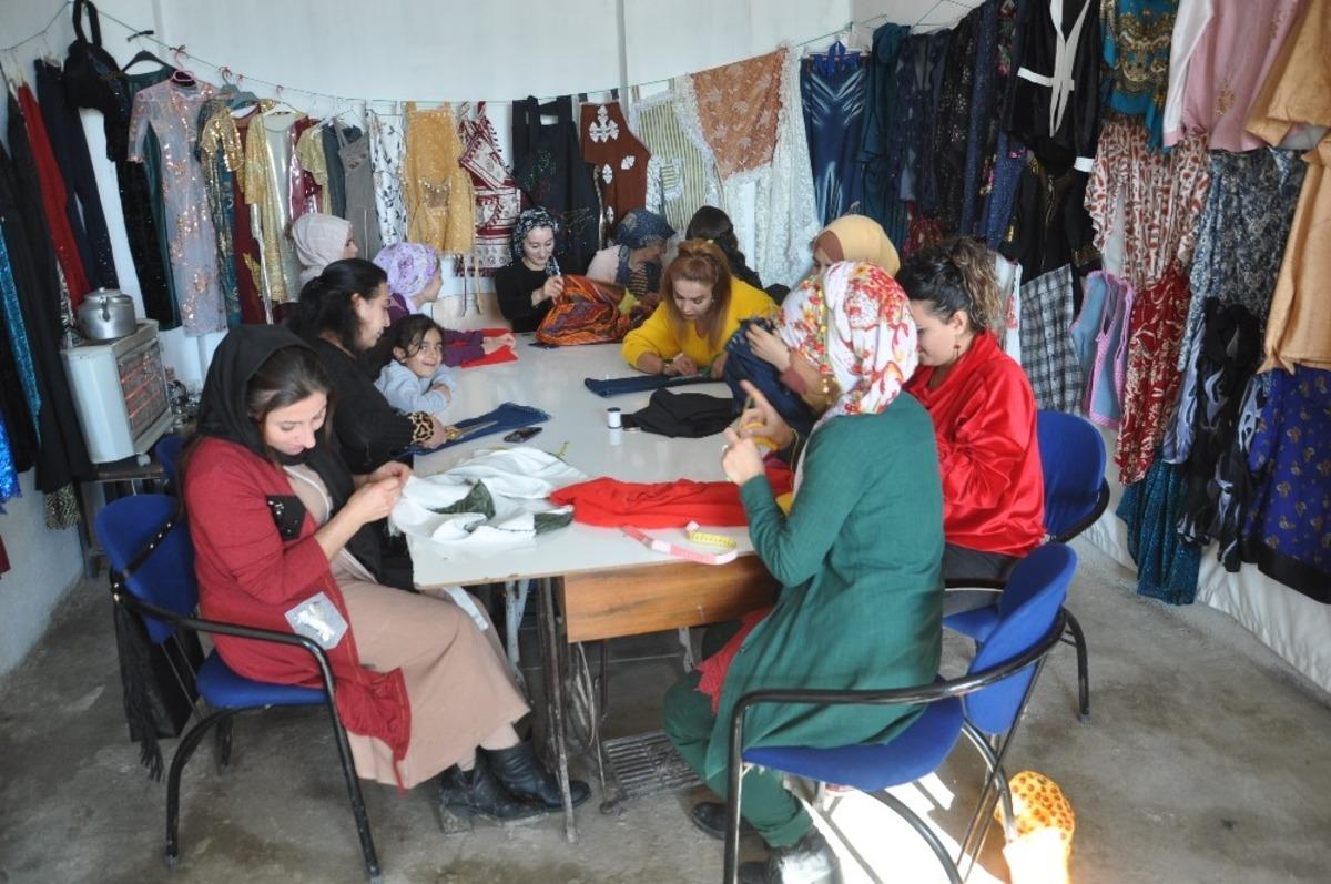 Y&uuml;ksekovalı kadınlar atıl kumaştan yeni kıyafetler tasarlıyor