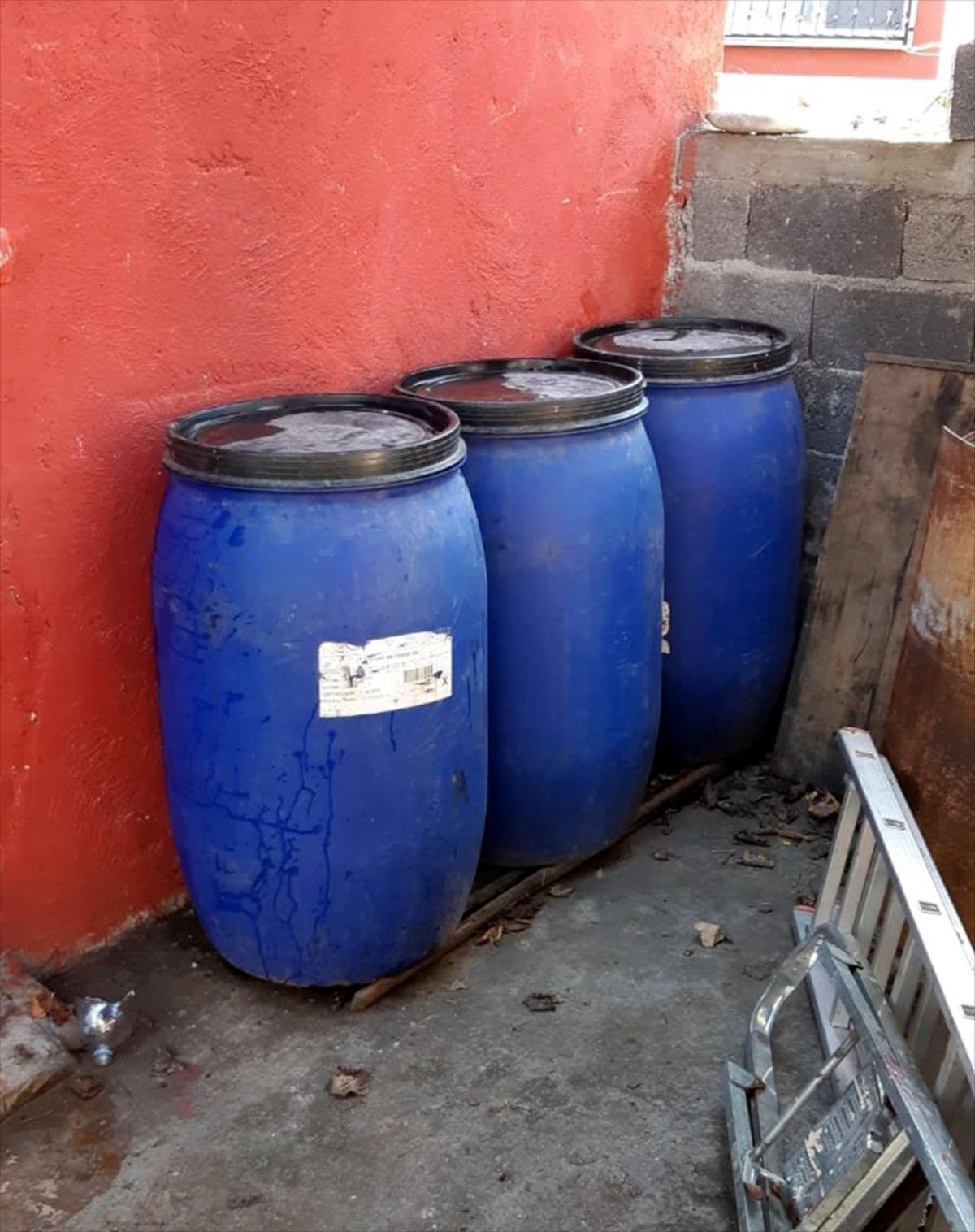 Adana'da imalathaneye d&ouml;n&uuml;şt&uuml;r&uuml;len evde bin litre sahte i&ccedil;ki ele ge&ccedil;irildi