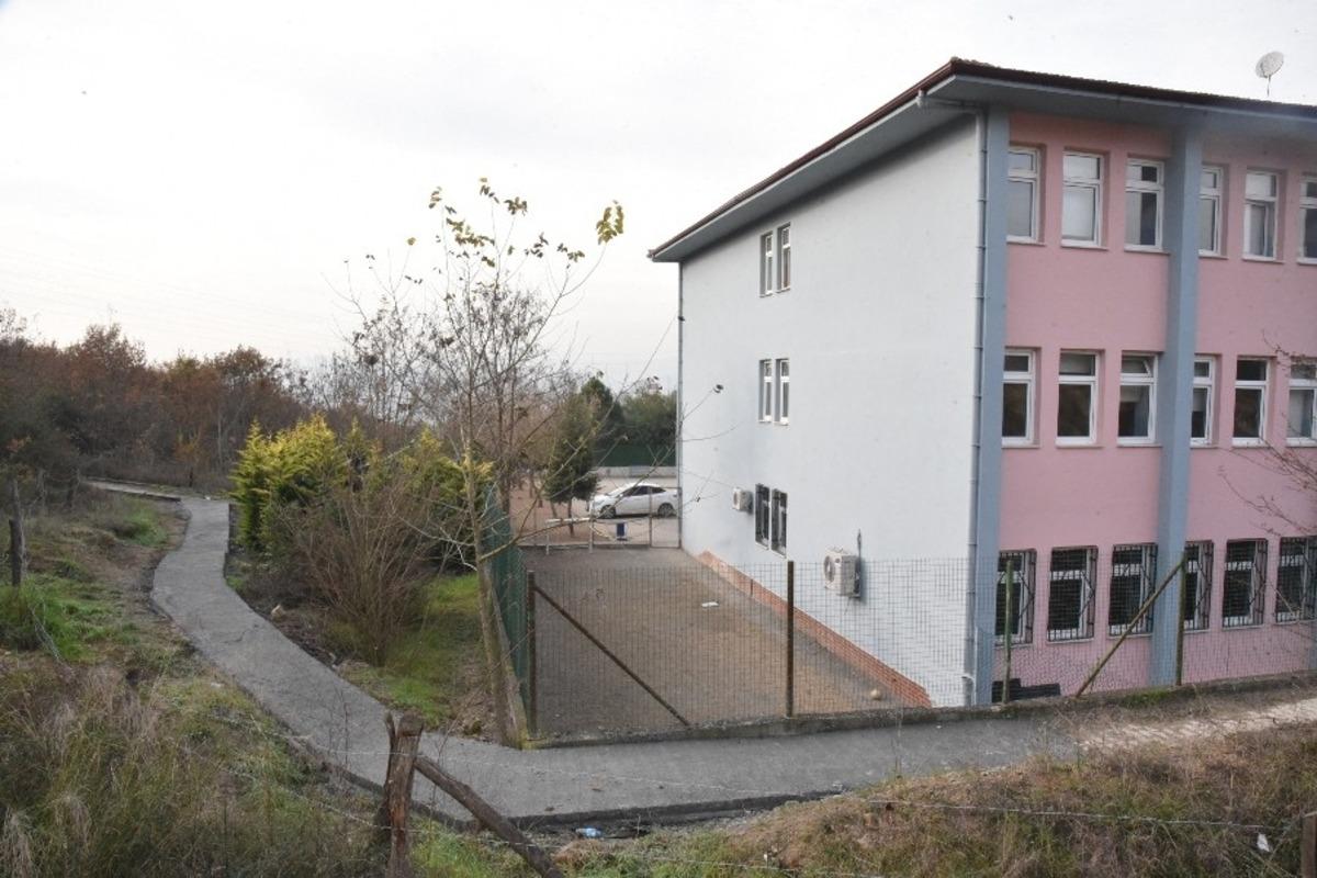 &Ccedil;amurlu okul yoluna İzmit Belediyesi el attı