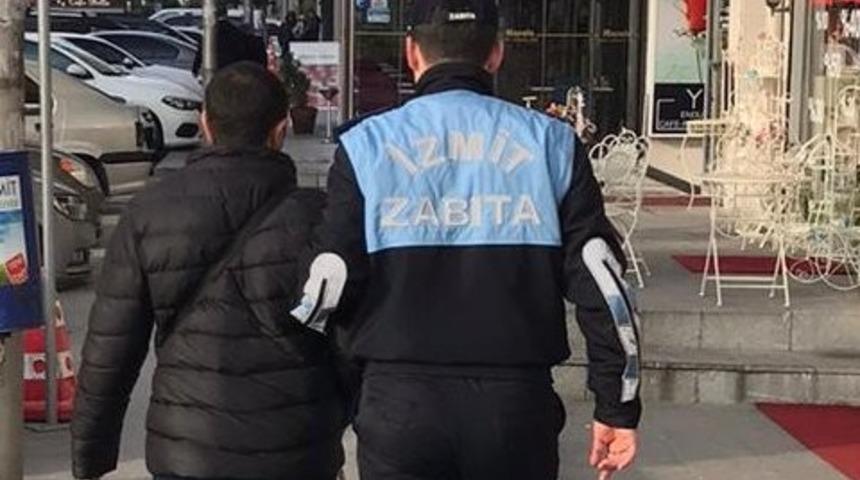 Zabıtadan g&ouml;rme engelli vatandaşa yardım eli