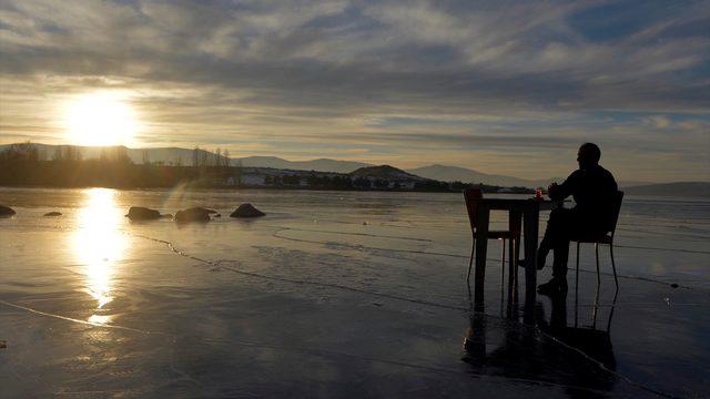 Buz tutan Çıldır Gölü'nde çay keyfi