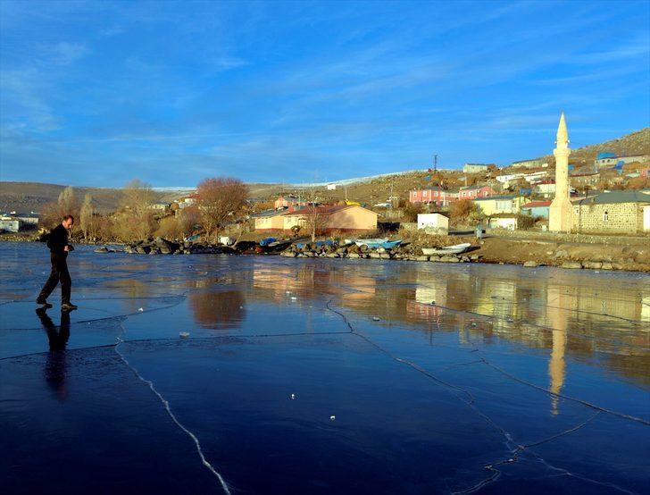Buz tutan Çıldır Gölü'nde çay keyfi G5