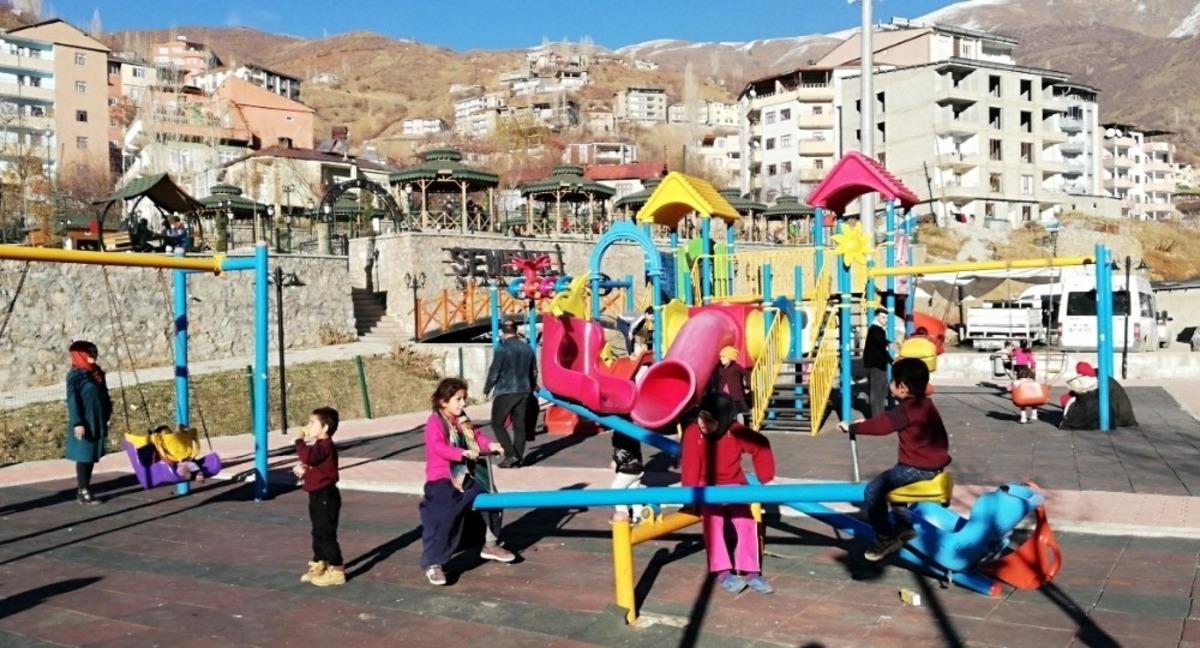 G&uuml;neşli havayı fırsat bilen &ccedil;ocuklar parkları doldurdu
