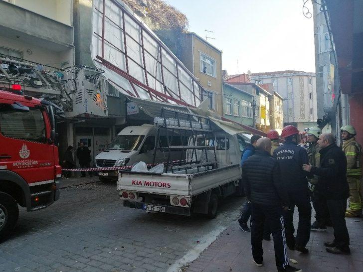 Beyoğlu'nda bir apartmanın çatısı uçtu! Baba ve oğlu son anda kurtuldu G2