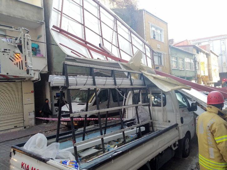 Beyoğlu'nda bir apartmanın çatısı uçtu! Baba ve oğlu son anda kurtuldu G3