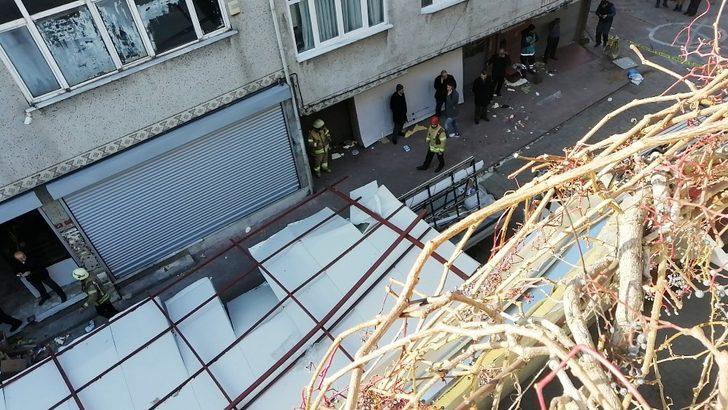 Beyoğlu'nda bir apartmanın çatısı uçtu! Baba ve oğlu son anda kurtuldu G4