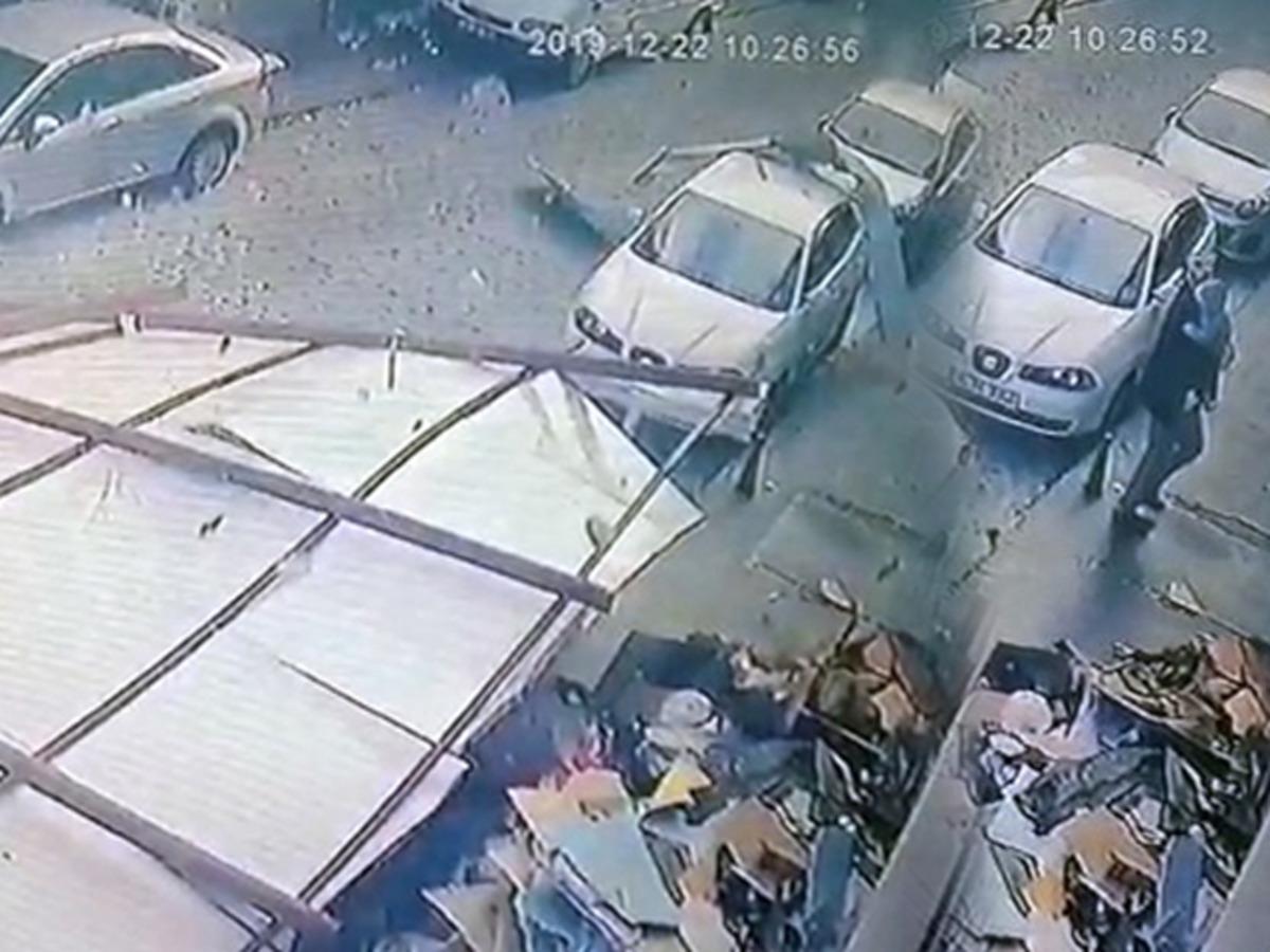 Beyoğlu'nda bir apartmanın &ccedil;atısı u&ccedil;tu! Baba ve oğlu son anda kurtuldu