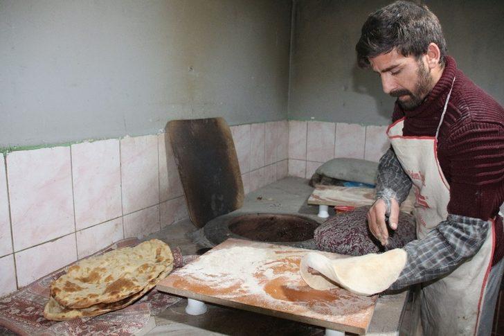 Varto’da tandır ekmeğine erkek eli değdi G5