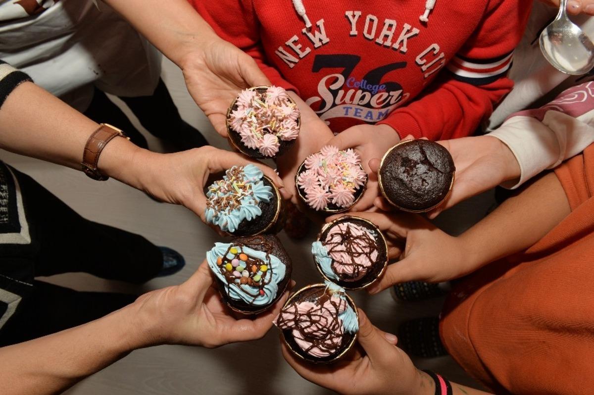 &Ccedil;ocuklar pasta at&ouml;lyesinde pasta yapmasını &ouml;ğrendi