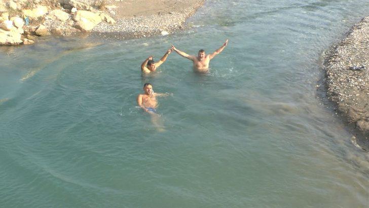 Mersin’de vatandaşlar denize girdi G2