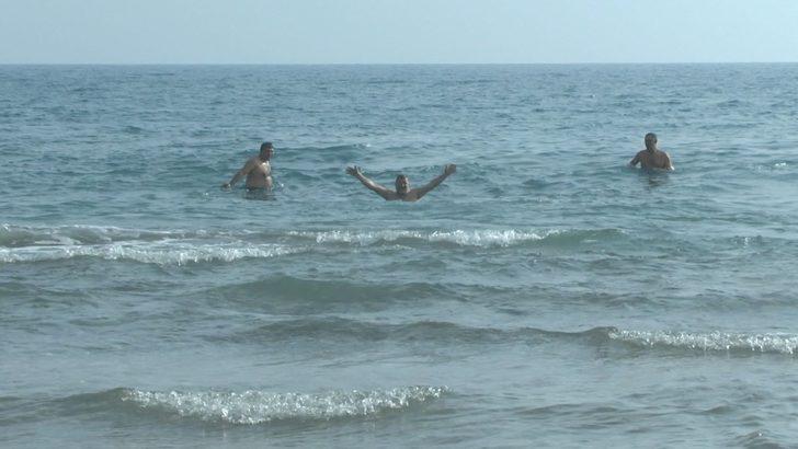 Mersin’de vatandaşlar denize girdi G4