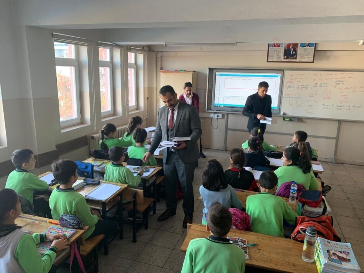 &Uuml;lk&uuml; Ocakları tarafından &ouml;ğrencilere Dede Korkut ve Kutadgu Bilig kitapları dağıtıldı