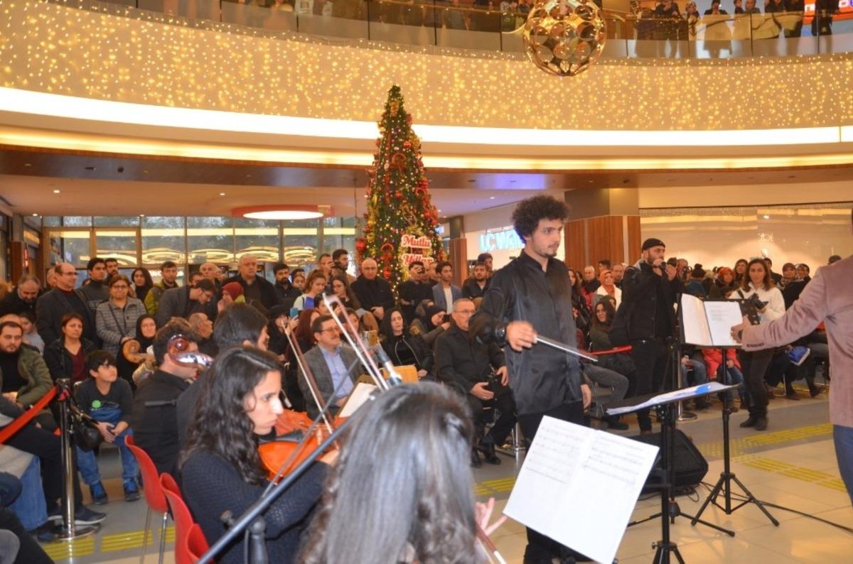 &Ouml;ğrenciler Neşet Ertaş Konseri verdi