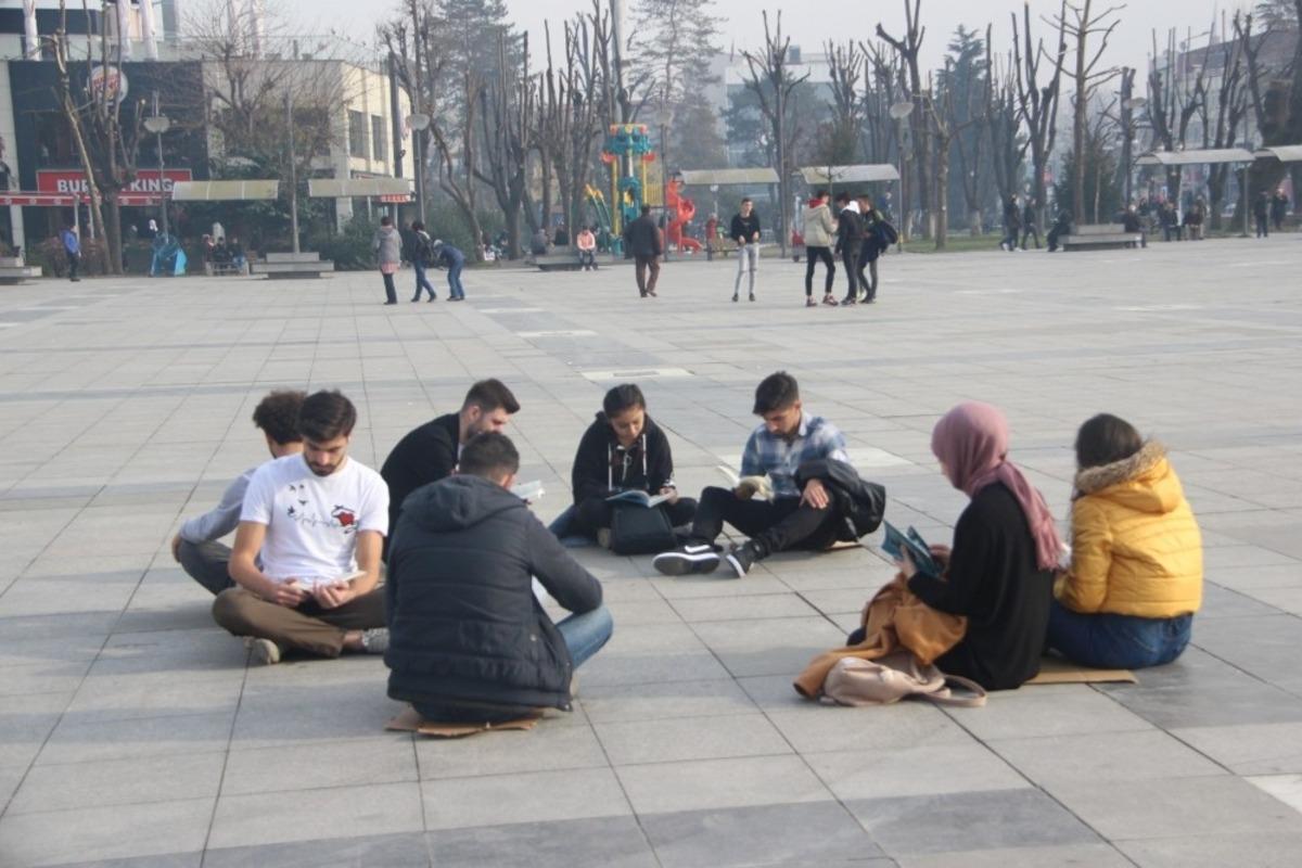 Kitap okuyarak farkındalık yaptılar