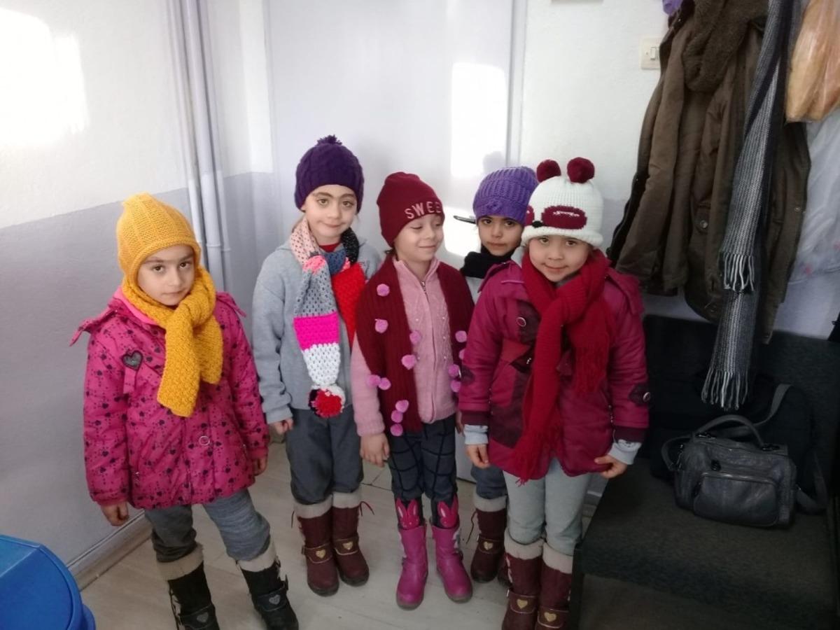 Burhaniye&rsquo;de hazırlanan atkı ve bereler &Ccedil;orumlu &ccedil;ocuklara ulaştı