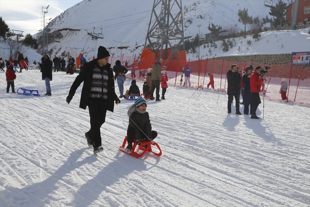 Paland&ouml;ken Kayak Merkezi hafta sonu cıvıl cıvıl