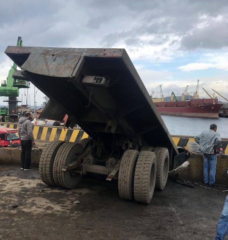 İzmir'de feci ölüm! TIR şarampole yuvarlandı G4