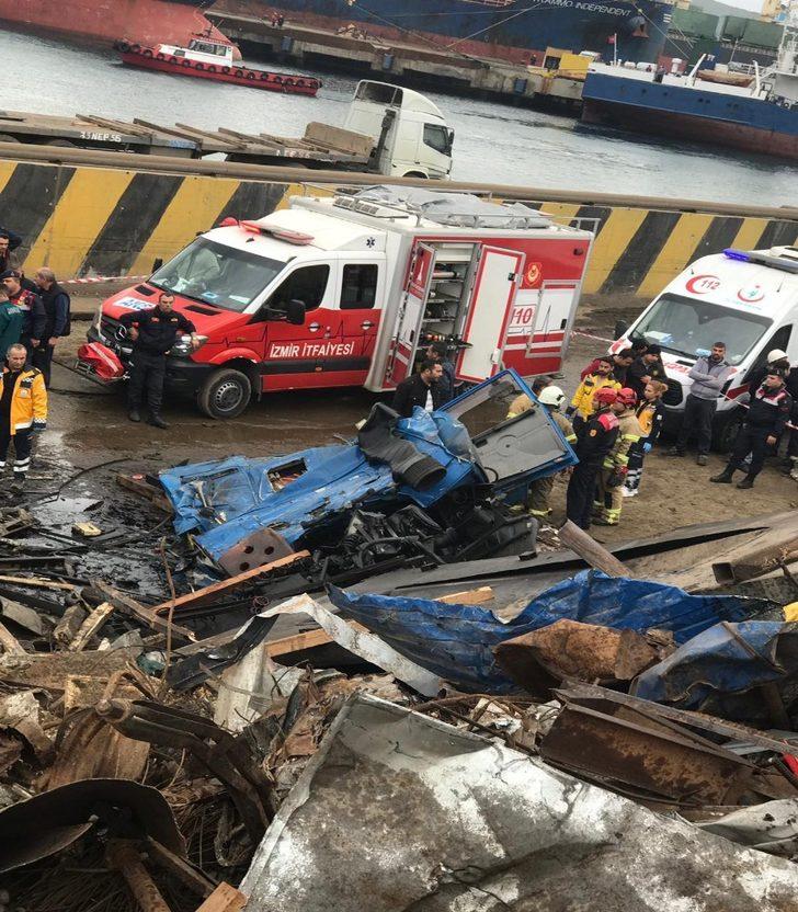 İzmir'de feci ölüm! TIR şarampole yuvarlandı G5