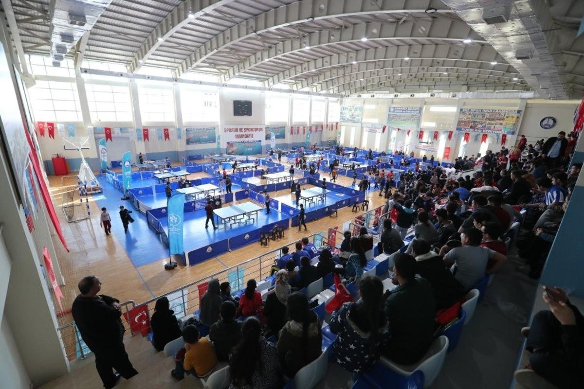 Şahinbeyliler raketlerini kurtuluş kupası i&ccedil;in salladı