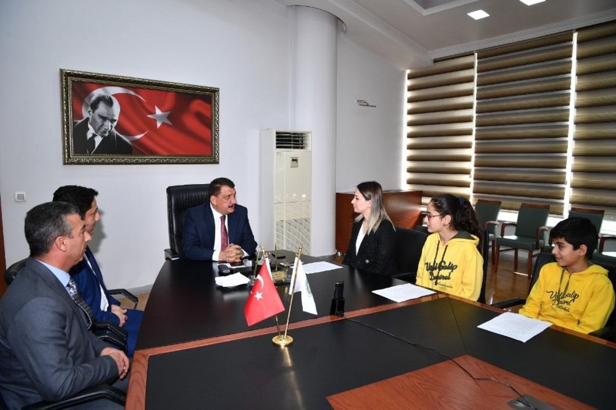 G&uuml;rkan &ouml;ğrencilere r&ouml;portaj verdi