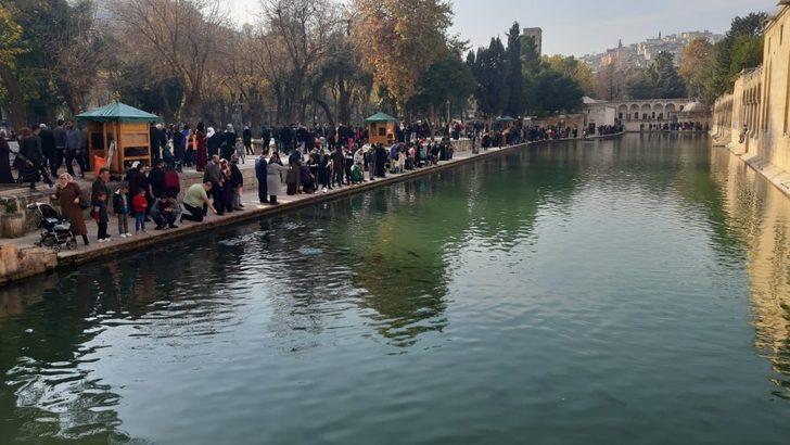 Şanlıurfa’da hafta sonu yoğunluğu! Turistler akın etti G2