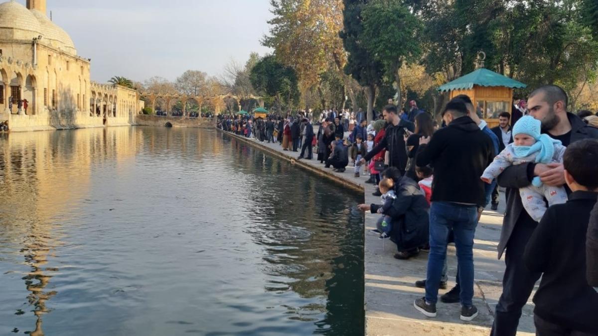 Şanlıurfa&rsquo;da hafta sonu yoğunluğu! Turistler akın etti