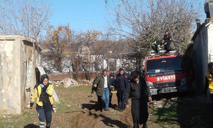 İki ev arasındaki boşluğa düşen kadın kurtarıldı G1