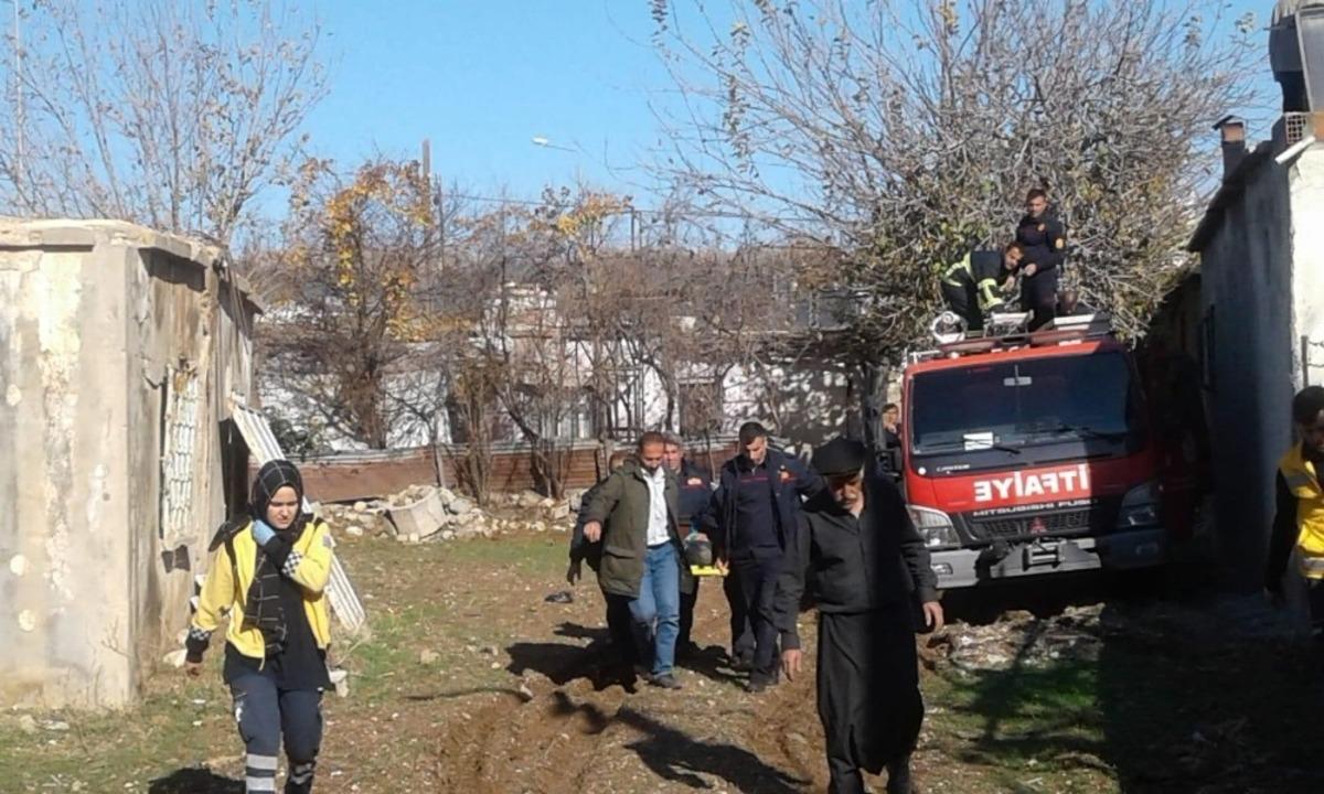 İki ev arasındaki boşluğa d&uuml;şen kadın kurtarıldı