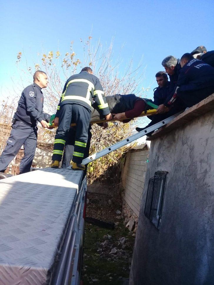 İki ev arasındaki boşluğa düşen kadın kurtarıldı G3