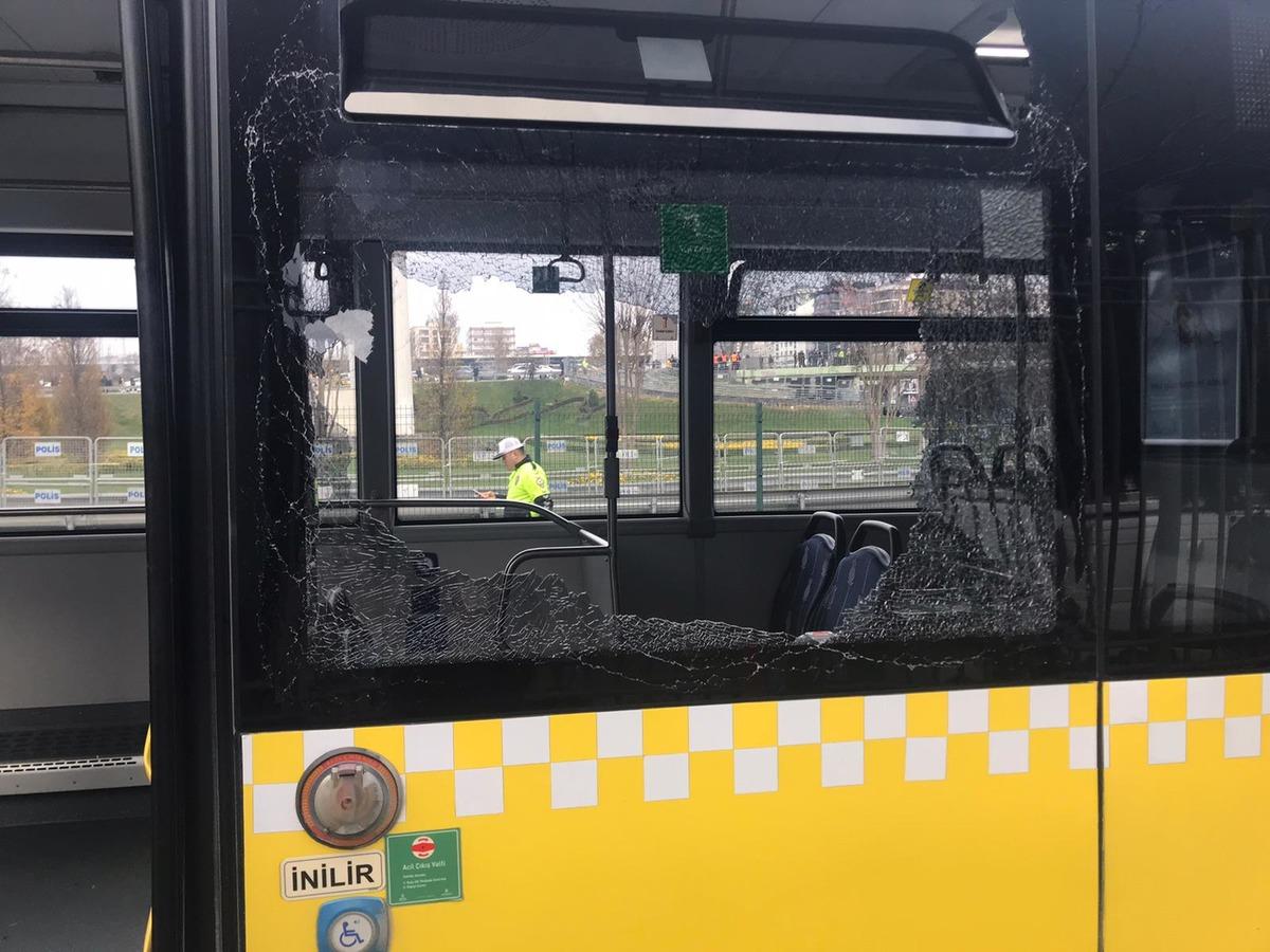 Otob&uuml;s&uuml;n camını kıran Beşiktaş taraftarları g&ouml;zaltına alındı