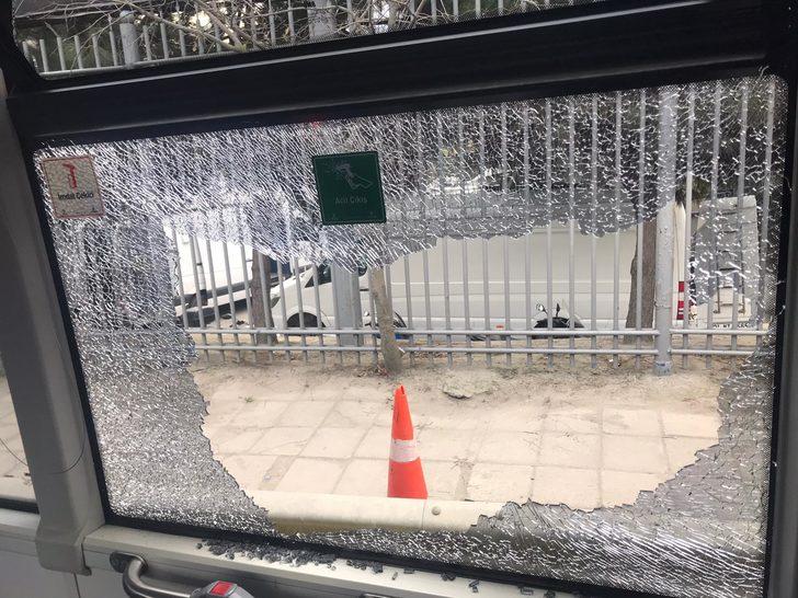 Otobüsün camını kıran Beşiktaş taraftarları gözaltına alındı G3