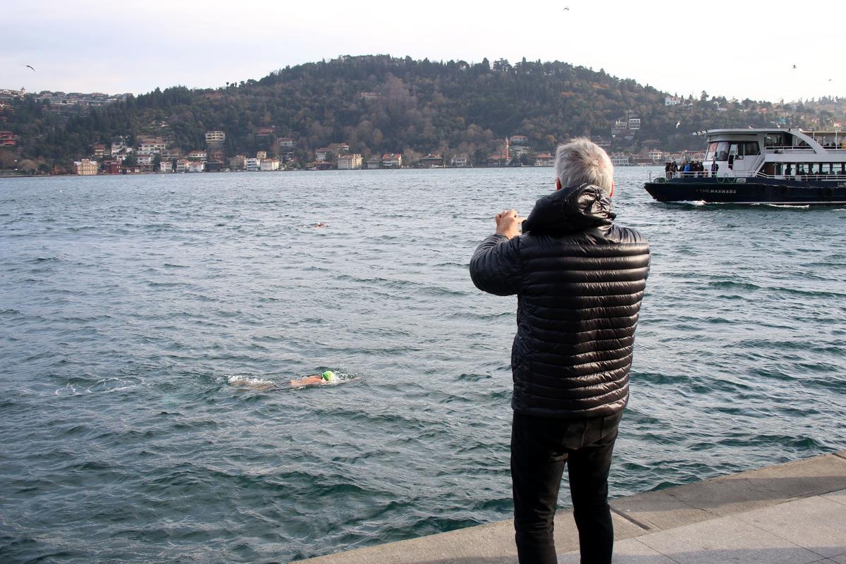 Aralık ayında şaşırtan g&ouml;r&uuml;nt&uuml;! İstanbul Boğazı'nda...