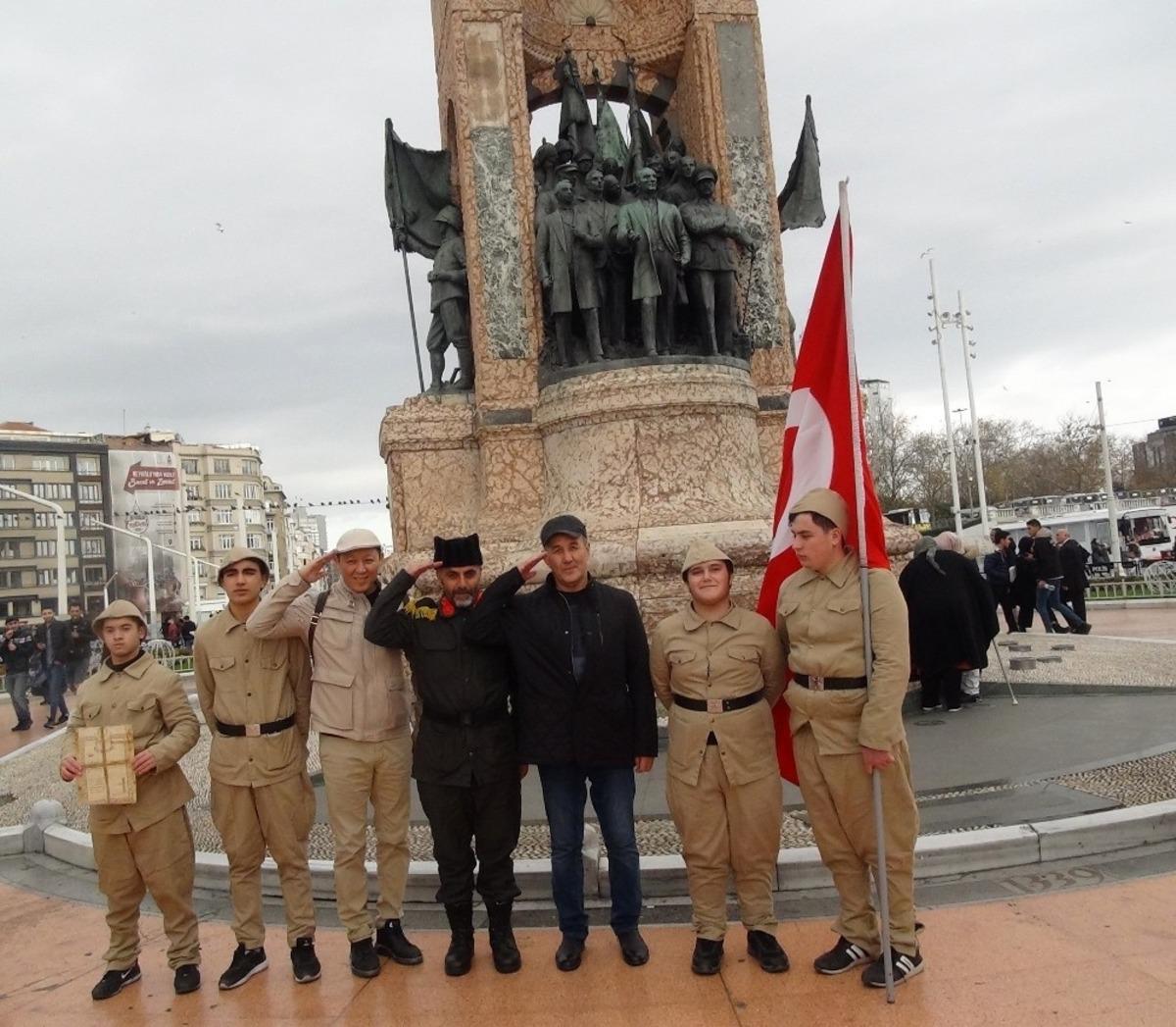 Taksim'de 2 saat n&ouml;bet tuttular! Turistlerden yoğun ilgi