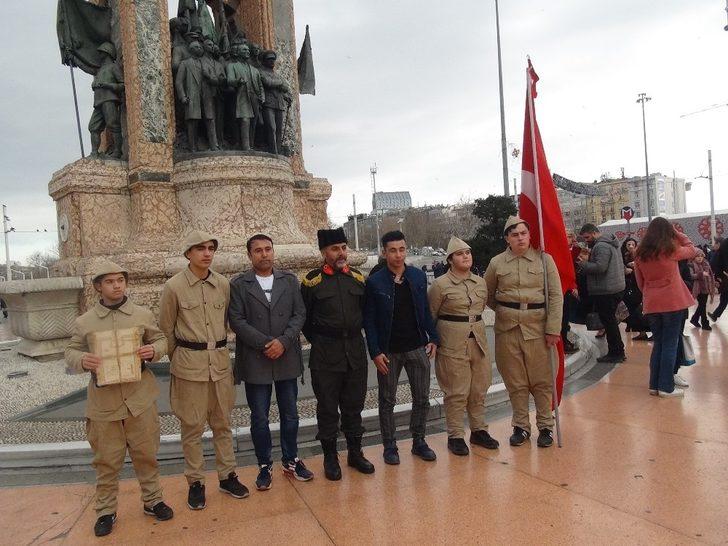 Taksim'de 2 saat nöbet tuttular! Turistlerden yoğun ilgi G2