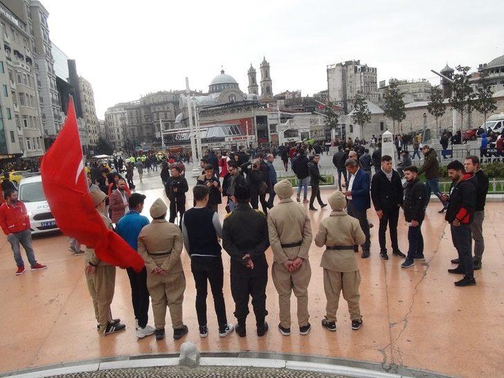 Taksim'de 2 saat nöbet tuttular! Turistlerden yoğun ilgi G3