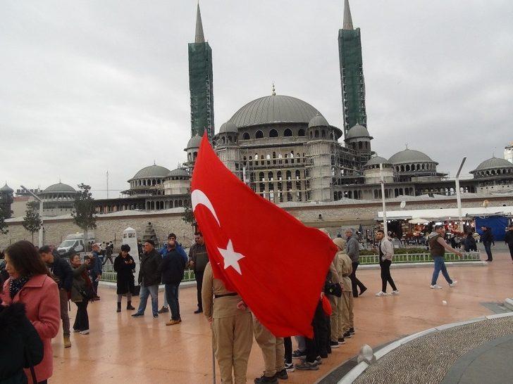 Taksim'de 2 saat nöbet tuttular! Turistlerden yoğun ilgi G4