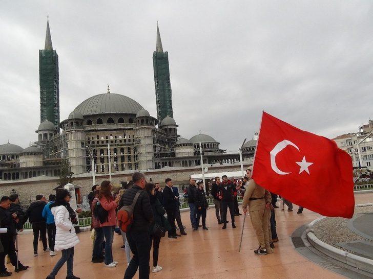 Taksim'de 2 saat nöbet tuttular! Turistlerden yoğun ilgi G5