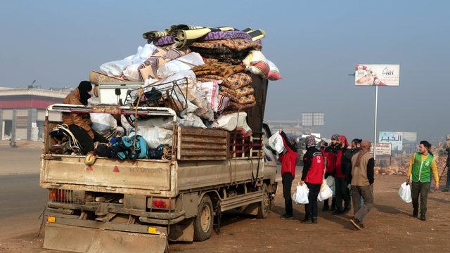 Suriye'den Türkiye sınırına göç edenlerin sayısı 25 bin oldu (3)