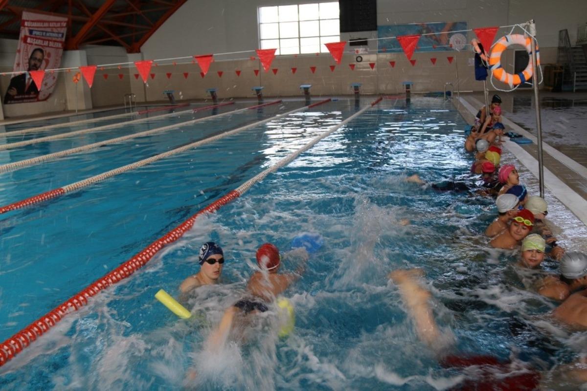 Beden dersleri havuzda yapılıyor, y&uuml;zme bilmeyen &ouml;ğrenci kalmıyor