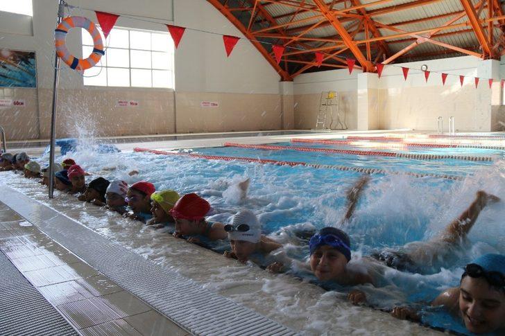Beden dersleri havuzda yapılıyor, yüzme bilmeyen öğrenci kalmıyor G2