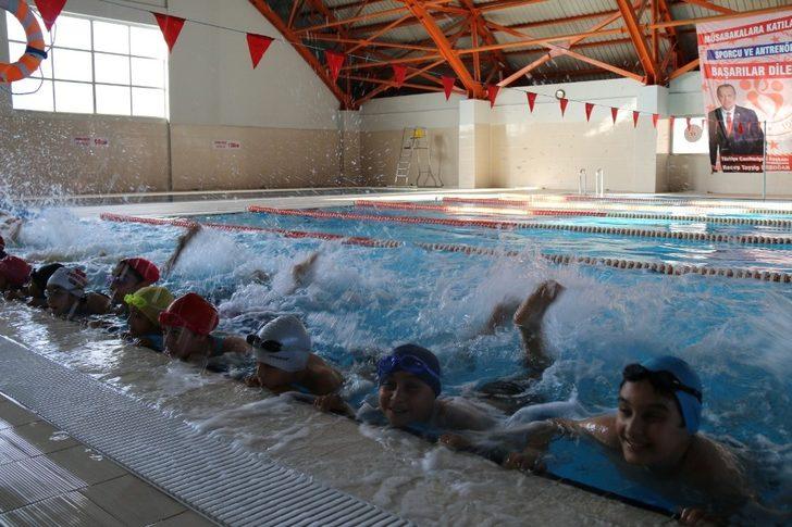 Beden dersleri havuzda yapılıyor, yüzme bilmeyen öğrenci kalmıyor G4