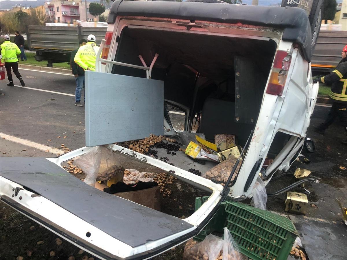 Aydın'da hafif ticari araca &ccedil;arpan kamyonet devrildi: 1 &ouml;l&uuml;, 2 yaralı