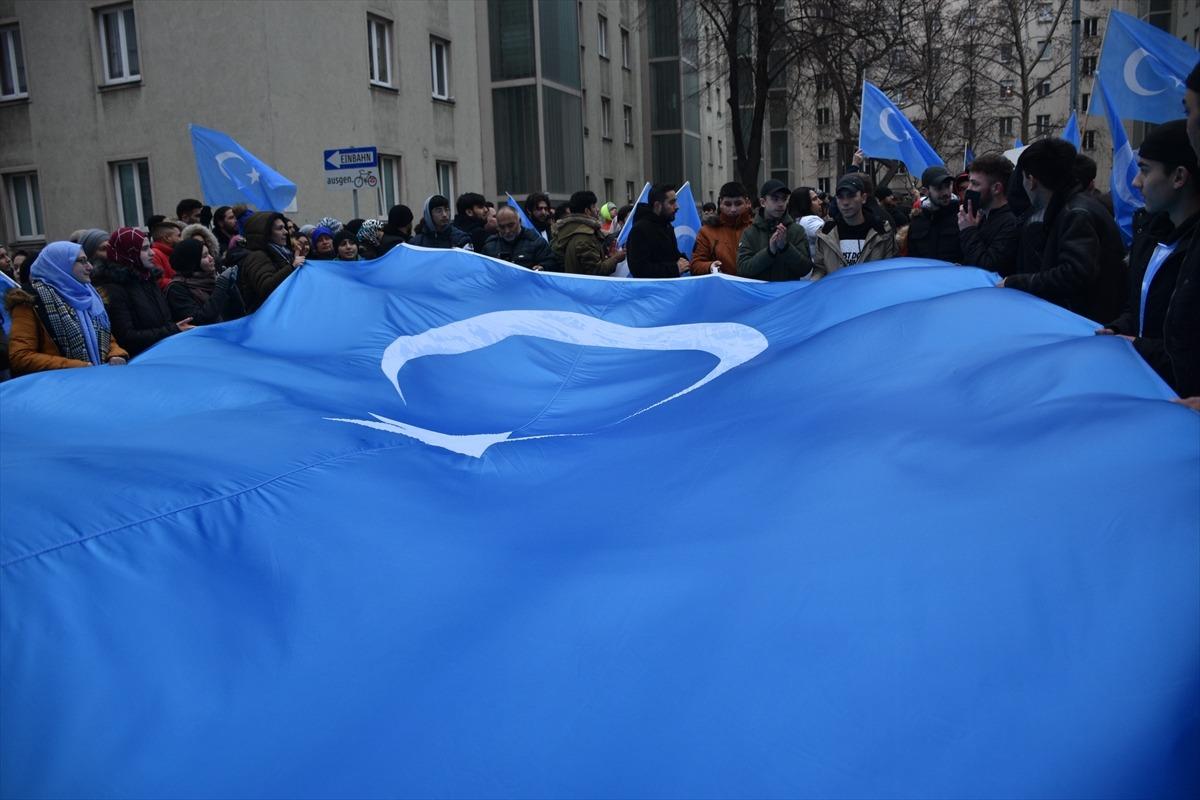 Avusturya&rsquo;da &Ccedil;in&rsquo;in Uygur T&uuml;rklerine y&ouml;nelik hak ihlalleri protesto edildi