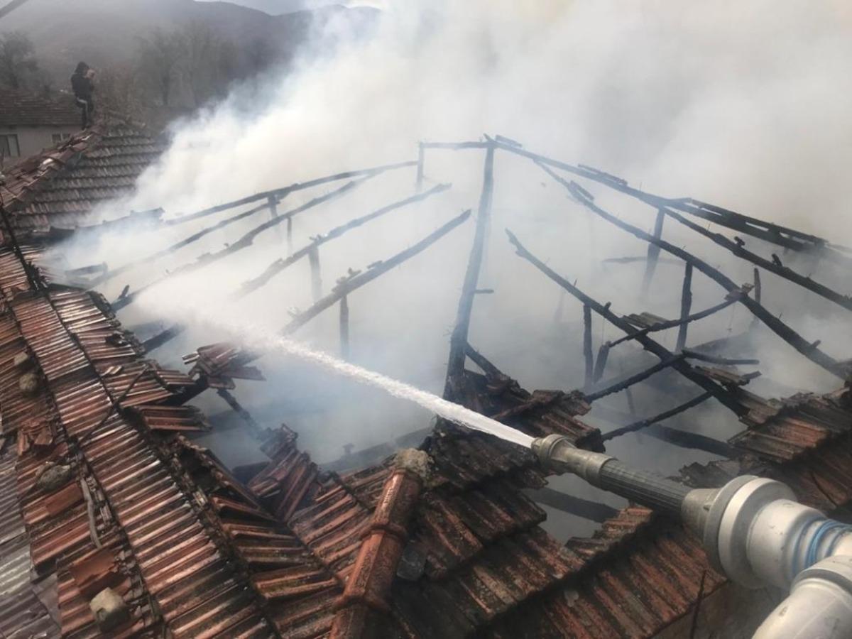 Buldan&rsquo;da tek katlı ahşap ev alevlere teslim oldu